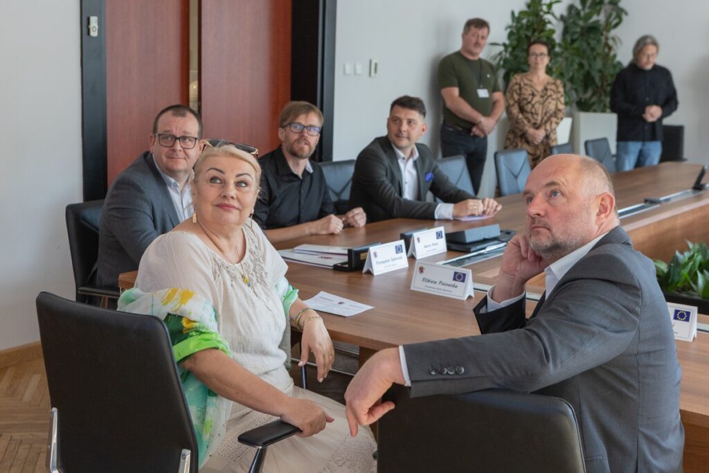 Podpisanie umów na nasadzenia wzdłuż DW 266, fot. Mikołaj Kuras dla UMWKP