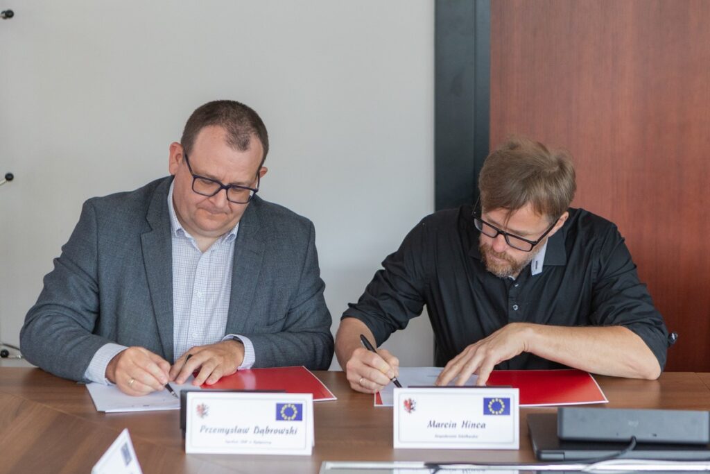 Podpisanie umów na nasadzenia wzdłuż DW 266, fot. Mikołaj Kuras dla UMWKP