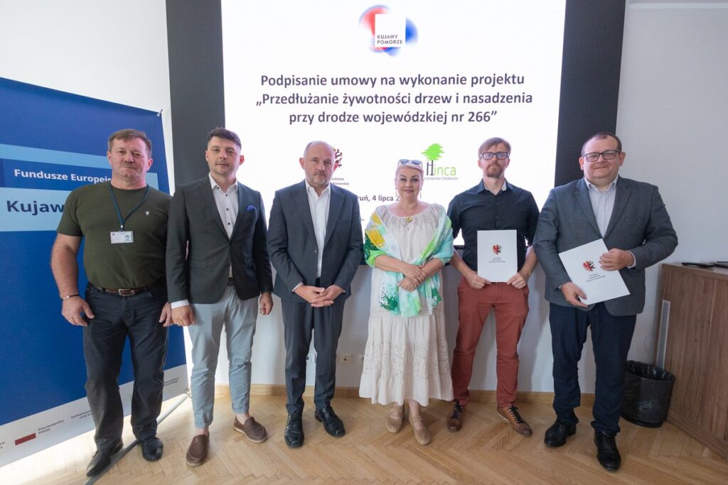 Podpisanie umów na nasadzenia wzdłuż DW 266, fot. Mikołaj Kuras dla UMWKP
