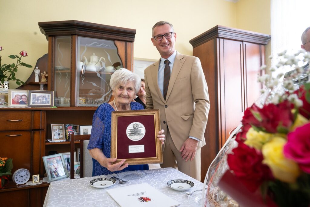 Awarding of the Unitas Durat medal to Joanna Rybacka, photo by Tomasz Czachorowski/eventphoto.com.pl for UMWKP