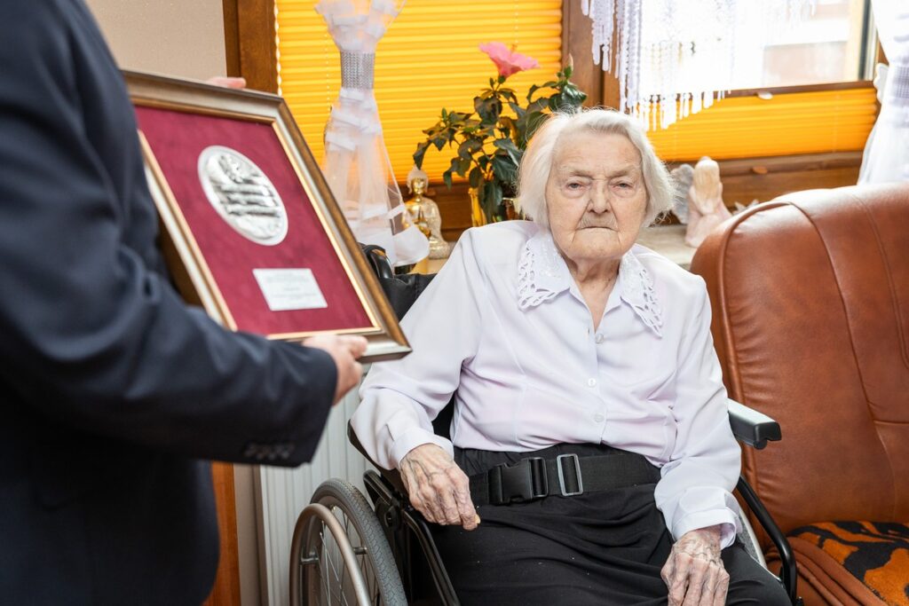 Presentation of the Unitas Durat medal to Genowefa Artka, Photo: Szymon Zdzieblo/tarantoga.pl for UMWKP