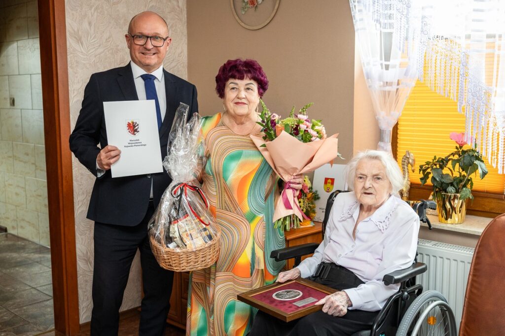 Presentation of the Unitas Durat medal to Genowefa Artka, Photo: Szymon Zdzieblo/tarantoga.pl for UMWKP