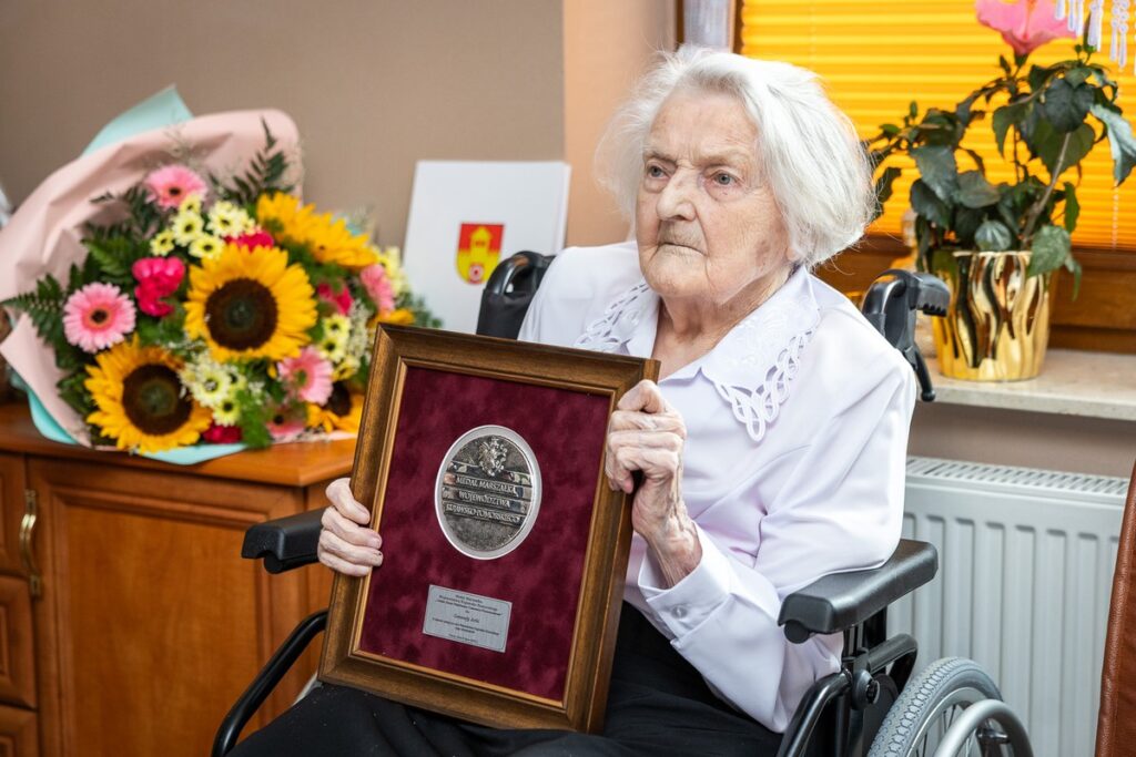Presentation of the Unitas Durat medal to Genowefa Artka, Photo: Szymon Zdzieblo/tarantoga.pl for UMWKP