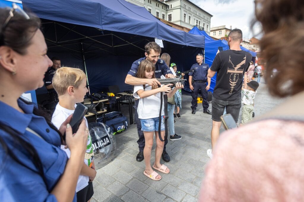 Piknik rodzinny z okazji Święta Policji na toruńskim Bulwarze Filadelfijskim, fot. Szymon Zdziebło/tarantoga.pl dla UMWKP
