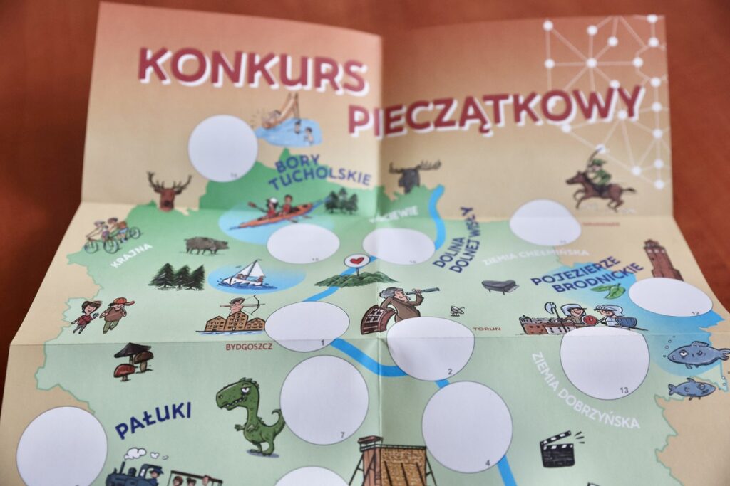 Folder z mapką konkursową, fot. Andrzej Goiński/UMWKP