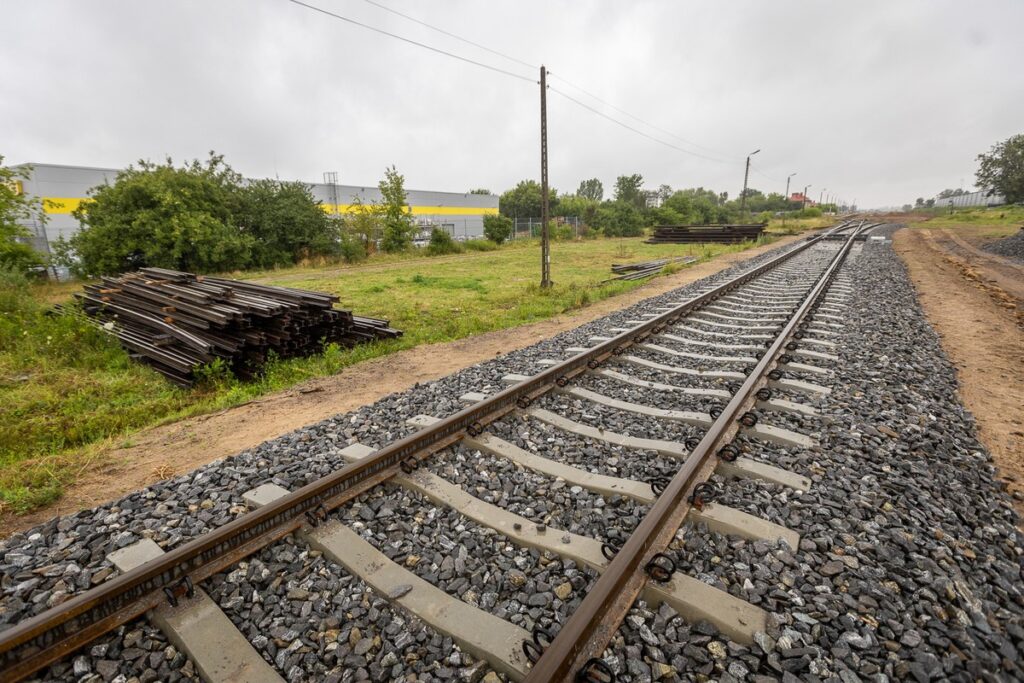 Remont infrastruktury kolejowej w Rypinie fot. Szymon Zdziebło/tarantoga.pl dla UMWKP