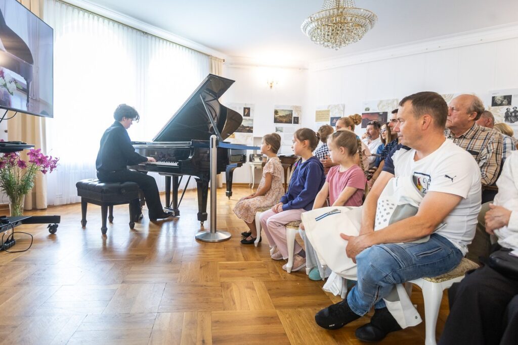 Concert from the series ‘Holidays with Chopin’ at the Chopin Centre in Szafarnia, photo by Szymon Zdziebło, tarantoga.pl for UMWKP