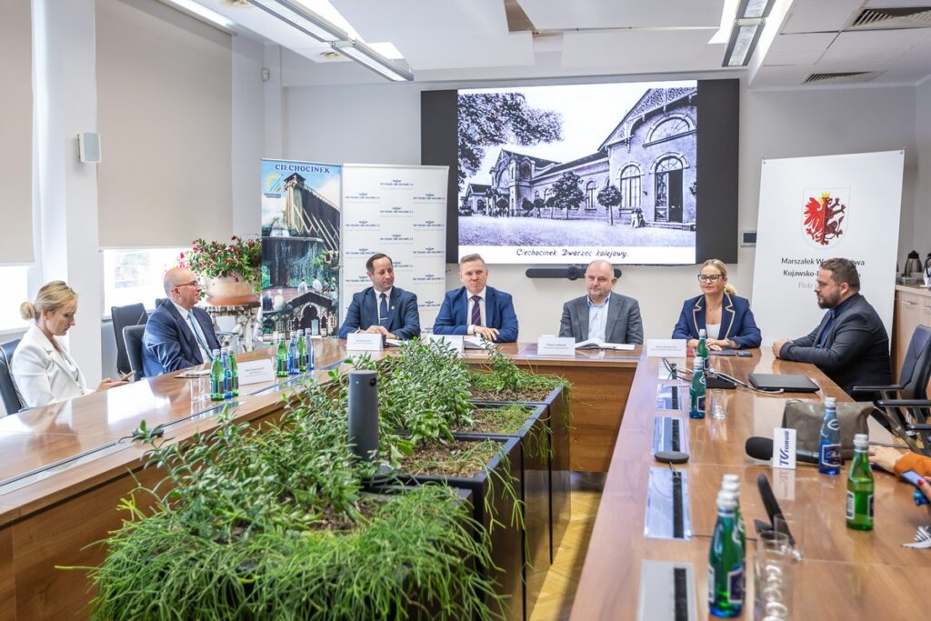 Podpisanie porozumienia na reaktywację połączeń kolejowych do Ciechocinka, fot. Szymon Zdziebło/tarantoga.pl dla UMWKP Signing of the agreement on the reactivation of railway connections to Ciechocinek, photo: Szymon Zdziebło/tarantoga.pl for UMWKP