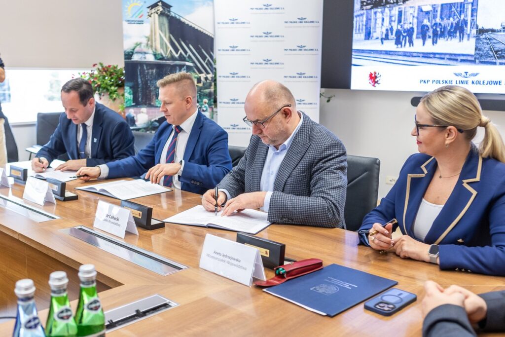 Podpisanie porozumienia na reaktywację połączeń kolejowych do Ciechocinka, fot. Szymon Zdziebło/tarantoga.pl dla UMWKP Signing of the agreement on the reactivation of railway connections to Ciechocinek, photo: Szymon Zdziebło/tarantoga.pl for UMWKP