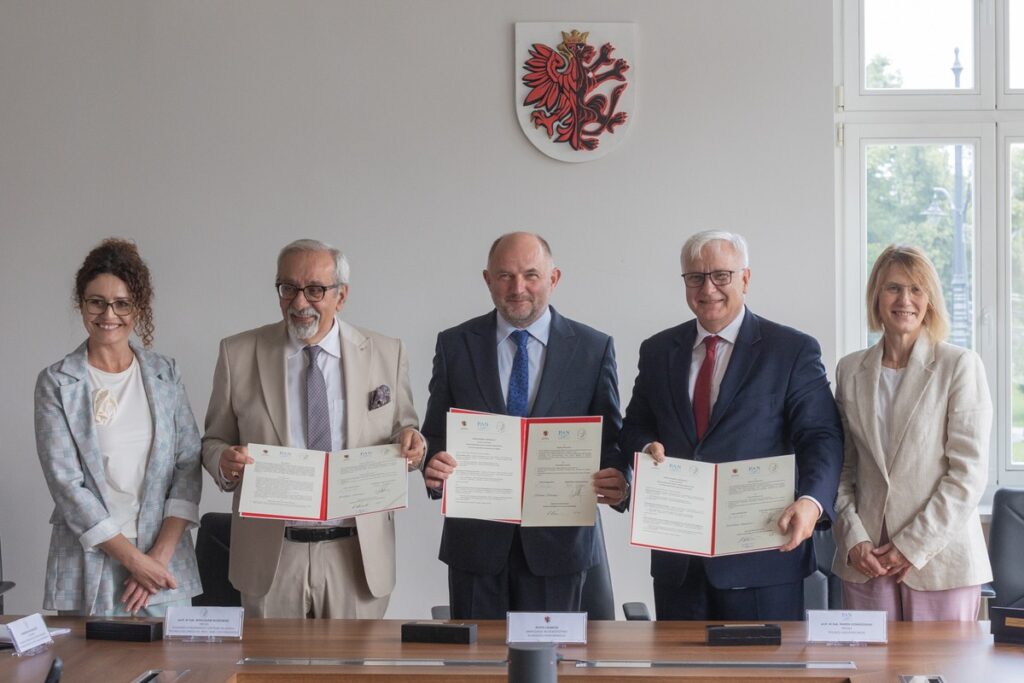 Podpisanie porozumienia na rzecz utworzenia Międzynarodowego Instytutu Polskiej Akademii Nauk, fot. Mikołaj Kuras dla UMWKP