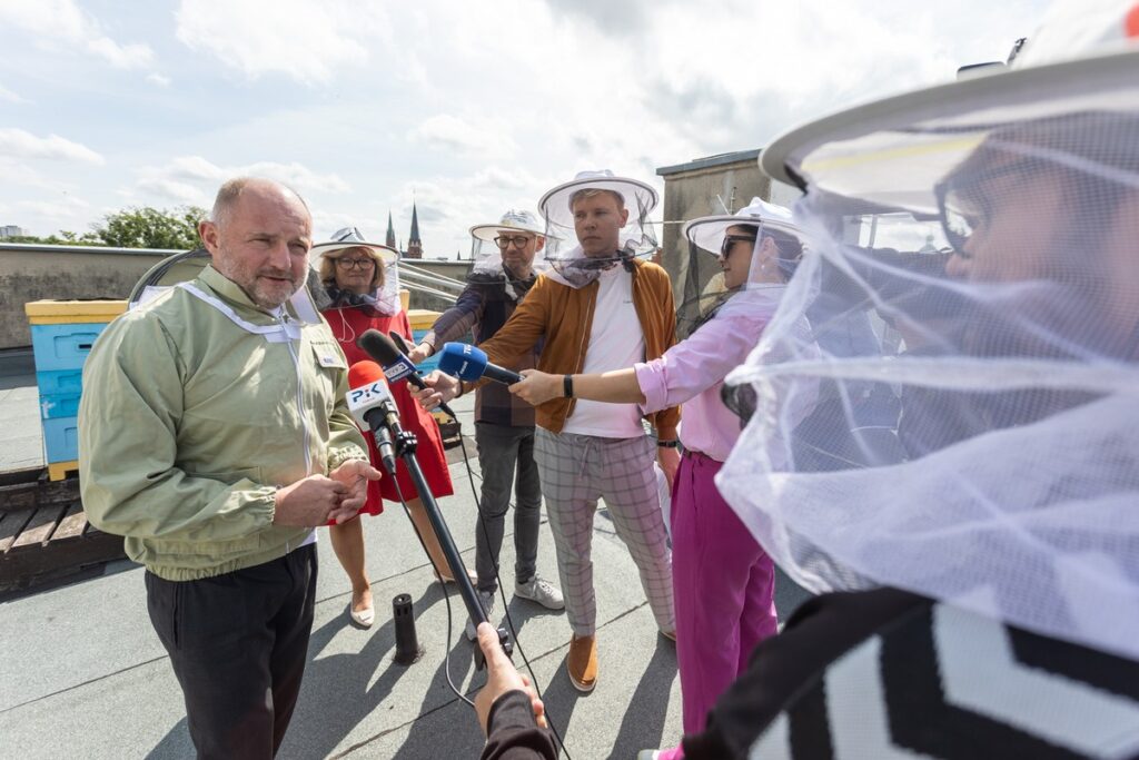 Miodobranie na dachu Urzędu Marszałkowskiego, fot. Mikołaj Kuras dla UMWKP
