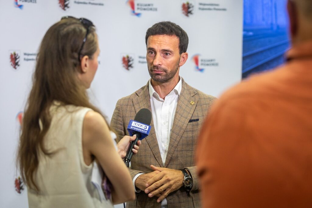 Podpisanie umów na przewozy kolejowe z Laskowic Pomorskich do Wierzchucina i z Rypina Brodnicy, fot. Szymon Zdziebło/tarantoga.pl dla UMWKP