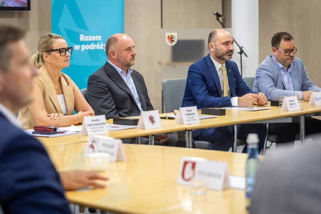 Podpisanie umów na przewozy kolejowe z Laskowic Pomorskich do Wierzchucina i z Rypina Brodnicy, fot. Szymon Zdziebło/tarantoga.pl dla UMWKP