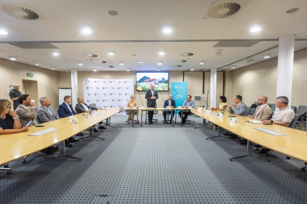 Podpisanie umów na przewozy kolejowe z Laskowic Pomorskich do Wierzchucina i z Rypina Brodnicy, fot. Szymon Zdziebło/tarantoga.pl dla UMWKP