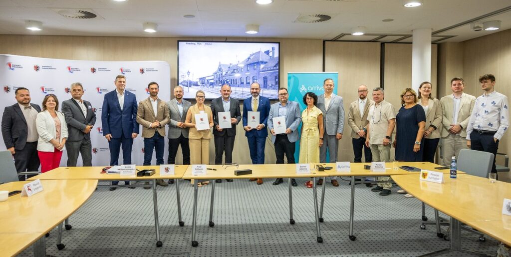 Podpisanie umów na przewozy kolejowe z Laskowic Pomorskich do Wierzchucina i z Rypina Brodnicy, fot. Szymon Zdziebło/tarantoga.pl dla UMWKP