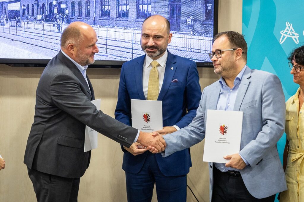 Podpisanie umów na przewozy kolejowe z Laskowic Pomorskich do Wierzchucina i z Rypina Brodnicy, fot. Szymon Zdziebło/tarantoga.pl dla UMWKP