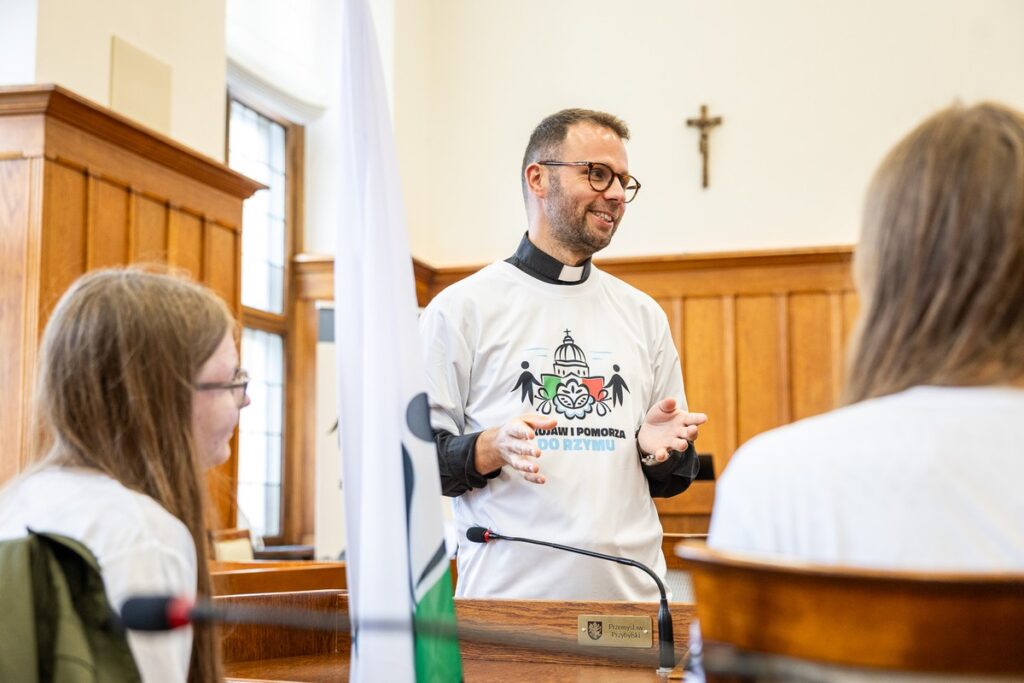 Spotkanie z młodzieżą, która weźmie udział w Jubileuszu Młodych w Rzymie, fot. Szymon Zdziebło/tarantoga.pl dla UMWKP