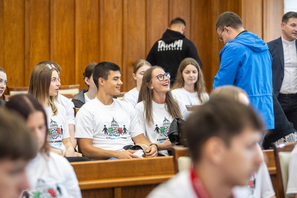 Spotkanie z młodzieżą, która weźmie udział w Jubileuszu Młodych w Rzymie, fot. Szymon Zdziebło/tarantoga.pl dla UMWKP
