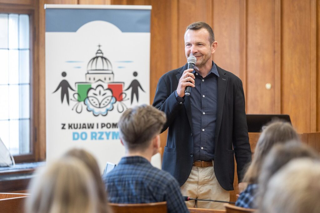 Spotkanie z młodzieżą, która weźmie udział w Jubileuszu Młodych w Rzymie, fot. Szymon Zdziebło/tarantoga.pl dla UMWKP