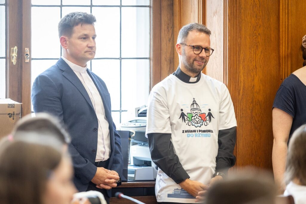 Spotkanie z młodzieżą, która weźmie udział w Jubileuszu Młodych w Rzymie, fot. Szymon Zdziebło/tarantoga.pl dla UMWKP