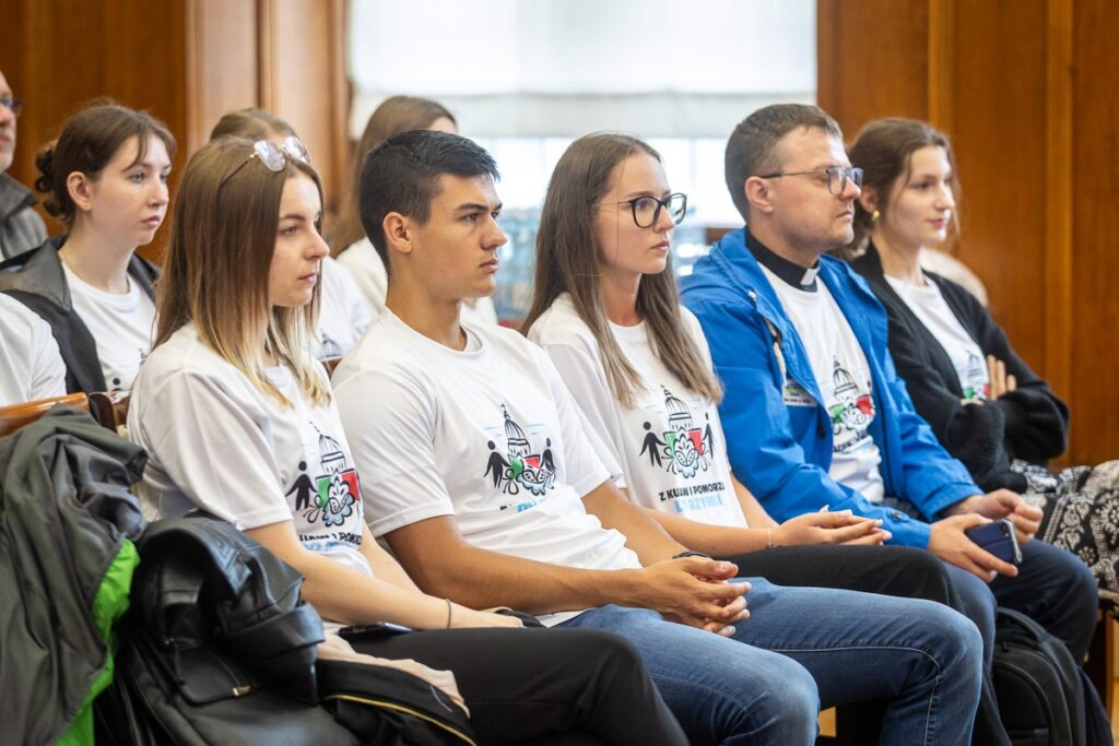 Spotkanie z młodzieżą, która weźmie udział w Jubileuszu Młodych w Rzymie, fot. Szymon Zdziebło/tarantoga.pl dla UMWKP
