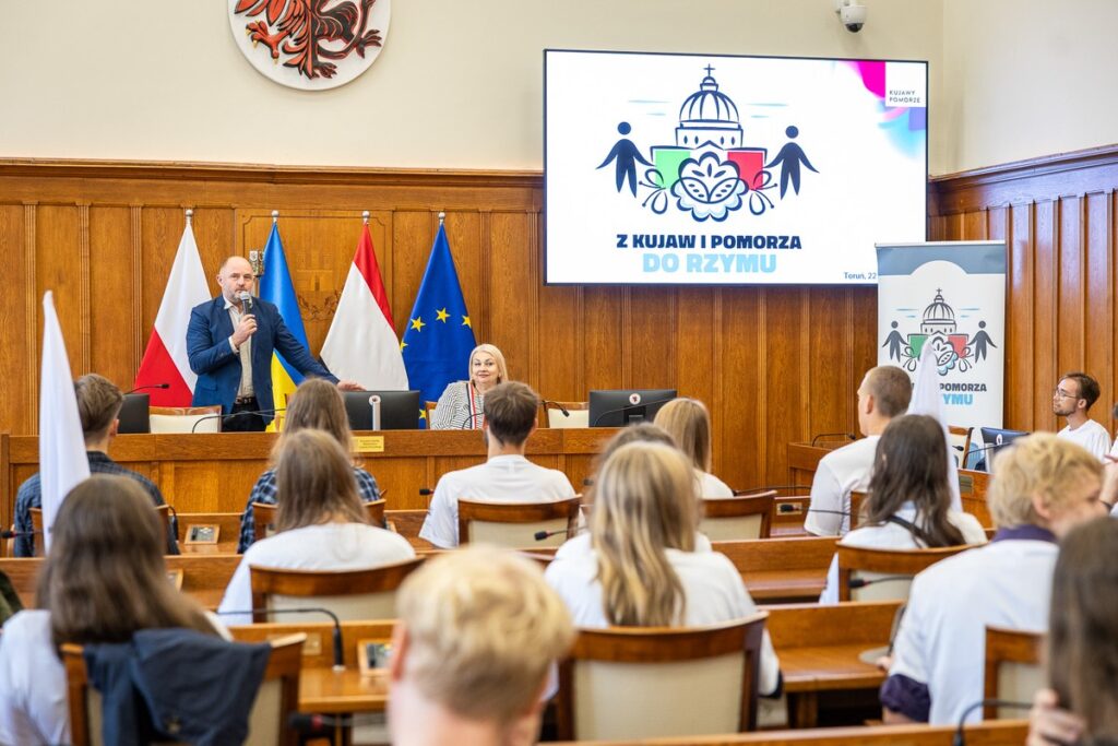 Spotkanie z młodzieżą, która weźmie udział w Jubileuszu Młodych w Rzymie, fot. Szymon Zdziebło/tarantoga.pl dla UMWKP