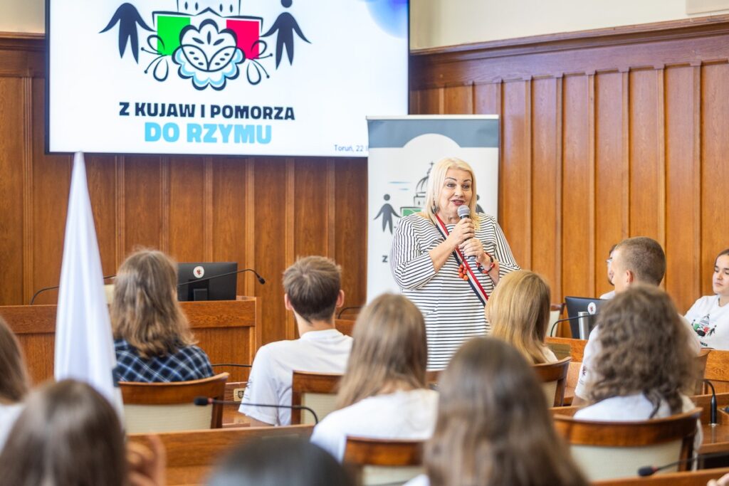 Spotkanie z młodzieżą, która weźmie udział w Jubileuszu Młodych w Rzymie, fot. Szymon Zdziebło/tarantoga.pl dla UMWKP