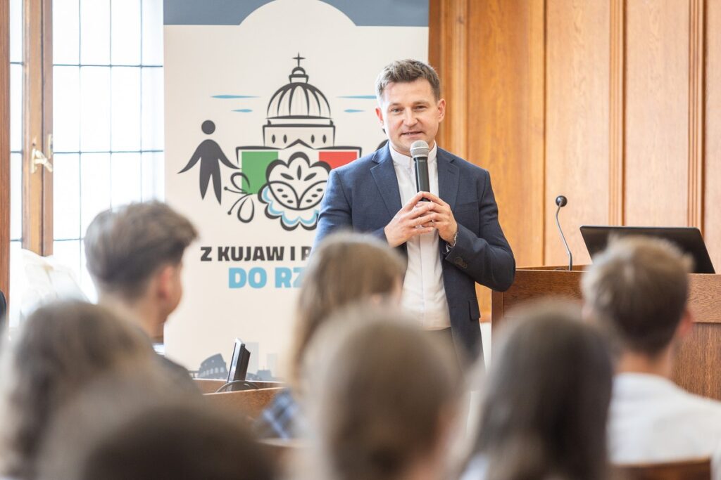 Spotkanie z młodzieżą, która weźmie udział w Jubileuszu Młodych w Rzymie, fot. Szymon Zdziebło/tarantoga.pl dla UMWKP