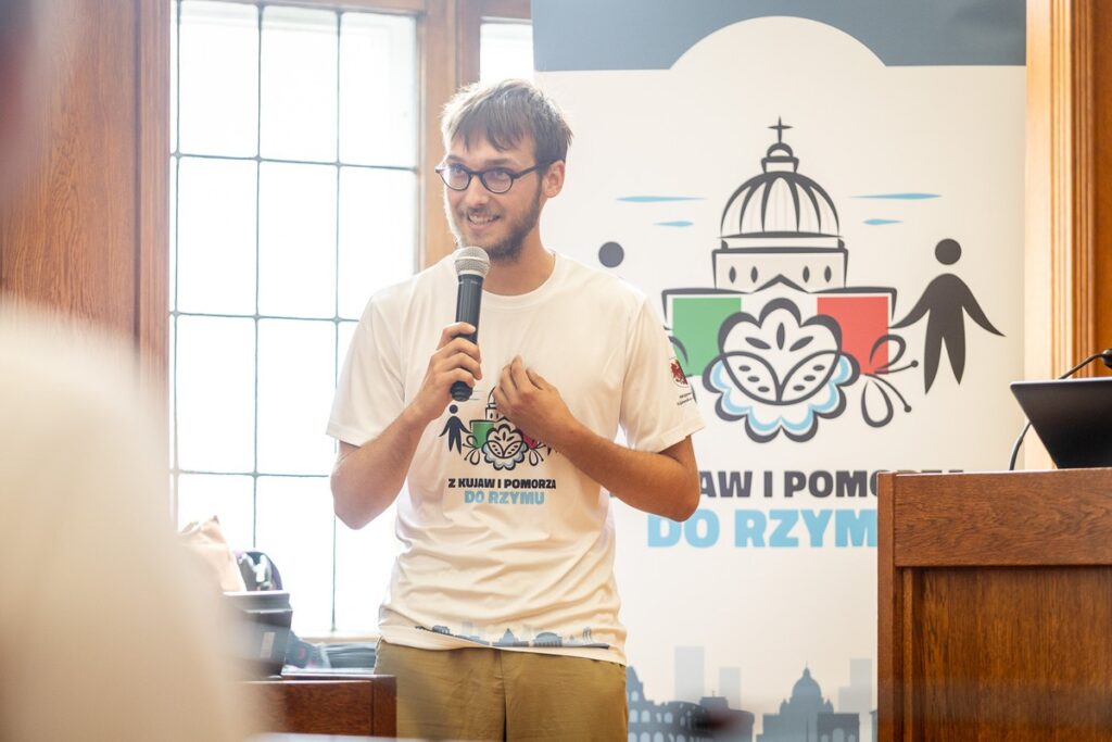 Spotkanie z młodzieżą, która weźmie udział w Jubileuszu Młodych w Rzymie, fot. Szymon Zdziebło/tarantoga.pl dla UMWKP