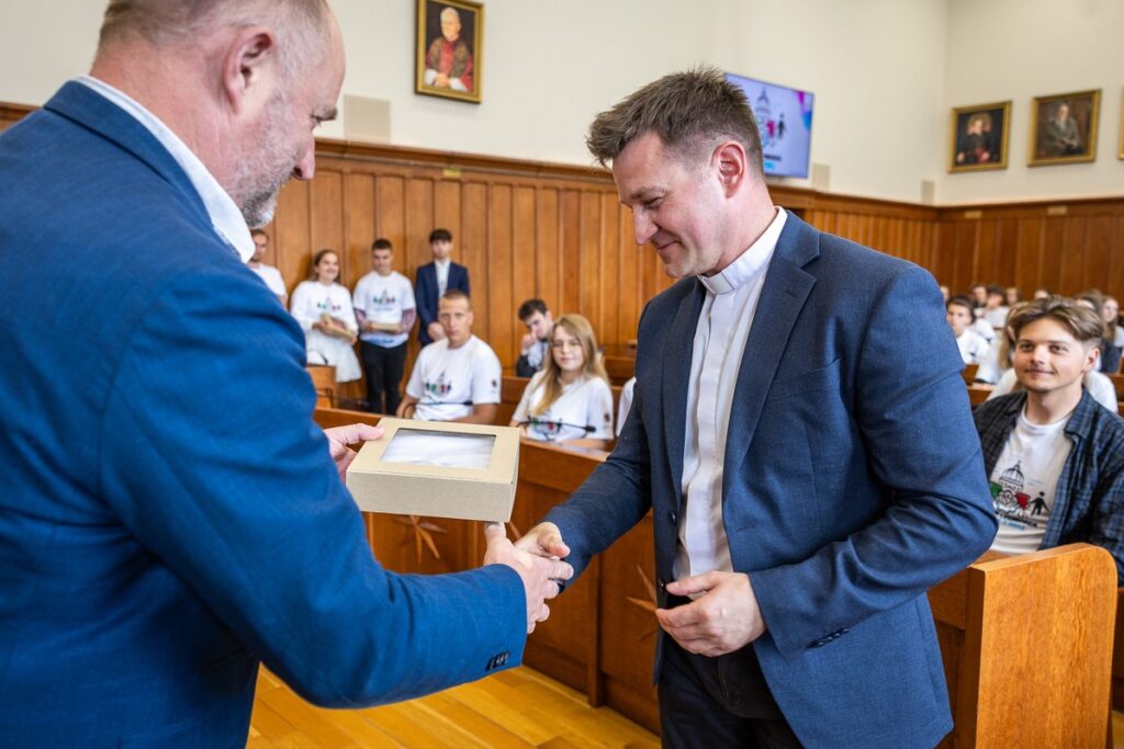 Spotkanie z młodzieżą, która weźmie udział w Jubileuszu Młodych w Rzymie, fot. Szymon Zdziebło/tarantoga.pl dla UMWKP