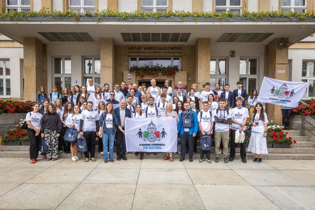 Spotkanie z młodzieżą, która weźmie udział w Jubileuszu Młodych w Rzymie, fot. Szymon Zdziebło/tarantoga.pl dla UMWKP