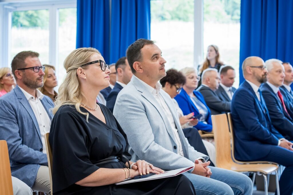 Wręczenie umów dotacyjnych na rozbudowę infrastruktury sportowej w regionie, fot. Tomasz Czachorowski/eventphoto.com.pl dla UMWKP