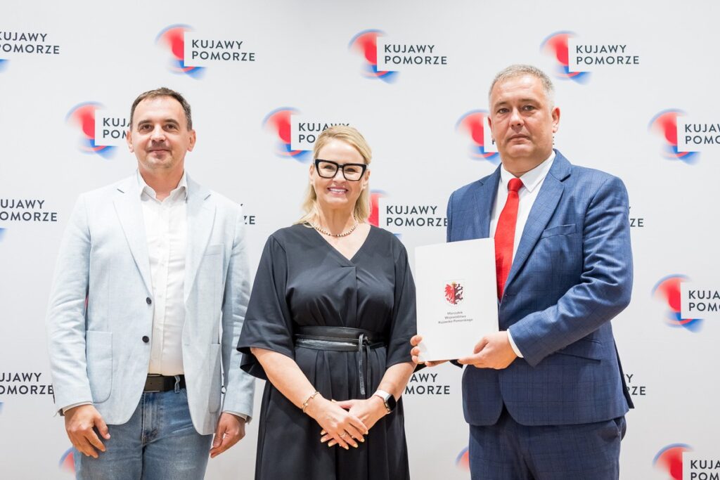 Wręczenie umów dotacyjnych na rozbudowę infrastruktury sportowej w regionie, fot. Tomasz Czachorowski/eventphoto.com.pl dla UMWKP