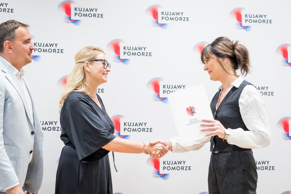 Wręczenie umów dotacyjnych na rozbudowę infrastruktury sportowej w regionie, fot. Tomasz Czachorowski/eventphoto.com.pl dla UMWKP