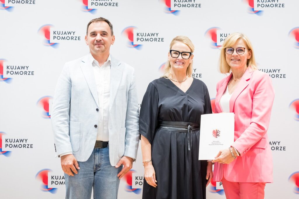 Wręczenie umów dotacyjnych na rozbudowę infrastruktury sportowej w regionie, fot. Tomasz Czachorowski/eventphoto.com.pl dla UMWKP