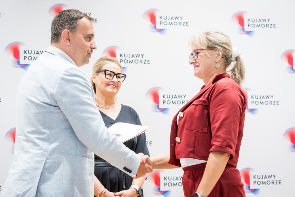 Wręczenie umów dotacyjnych na rozbudowę infrastruktury sportowej w regionie, fot. Tomasz Czachorowski/eventphoto.com.pl dla UMWKP