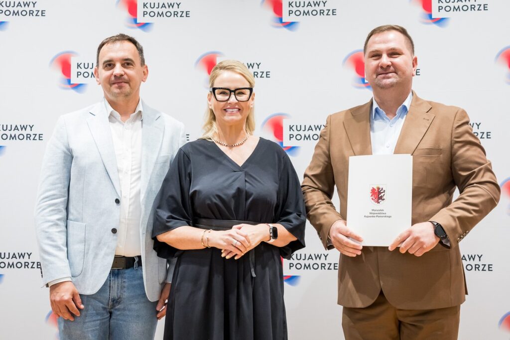 Wręczenie umów dotacyjnych na rozbudowę infrastruktury sportowej w regionie, fot. Tomasz Czachorowski/eventphoto.com.pl dla UMWKP