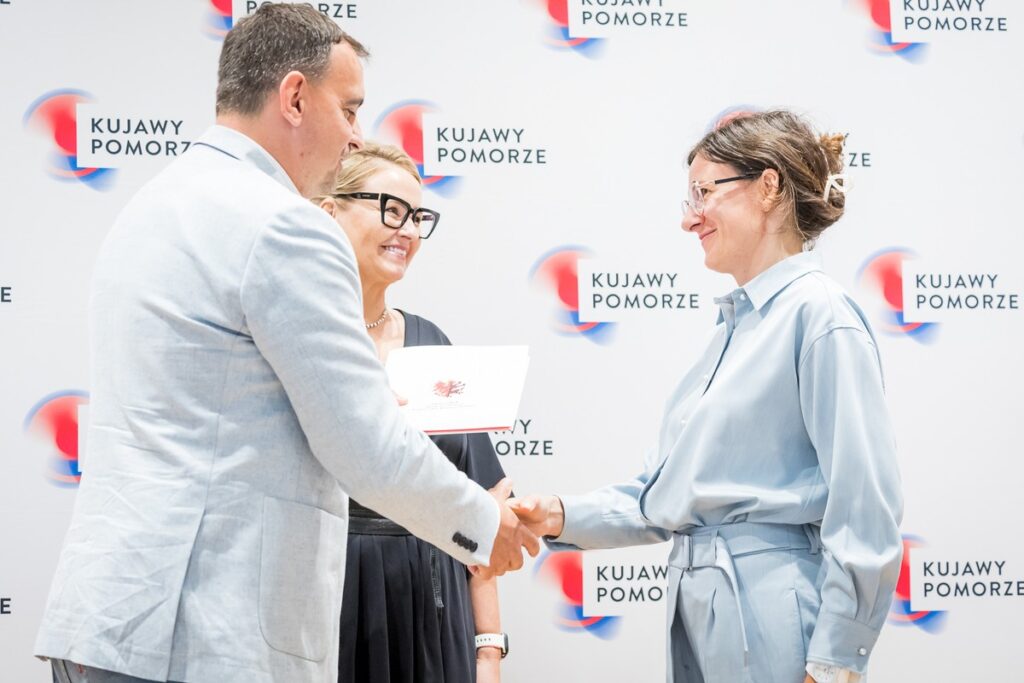 Wręczenie umów dotacyjnych na rozbudowę infrastruktury sportowej w regionie, fot. Tomasz Czachorowski/eventphoto.com.pl dla UMWKP