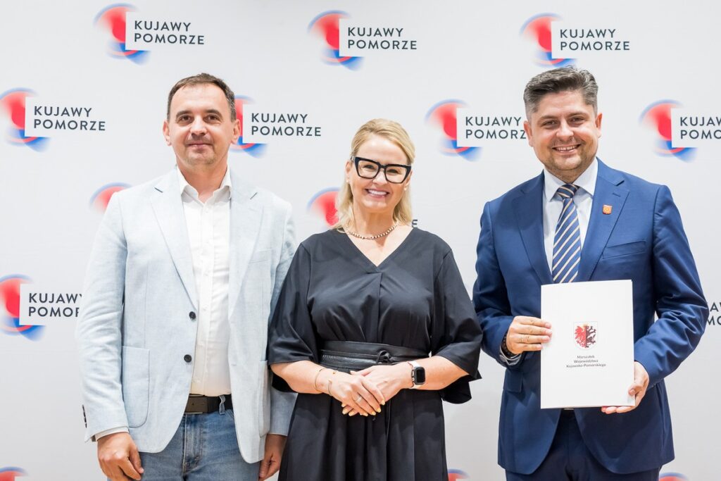 Wręczenie umów dotacyjnych na rozbudowę infrastruktury sportowej w regionie, fot. Tomasz Czachorowski/eventphoto.com.pl dla UMWKP