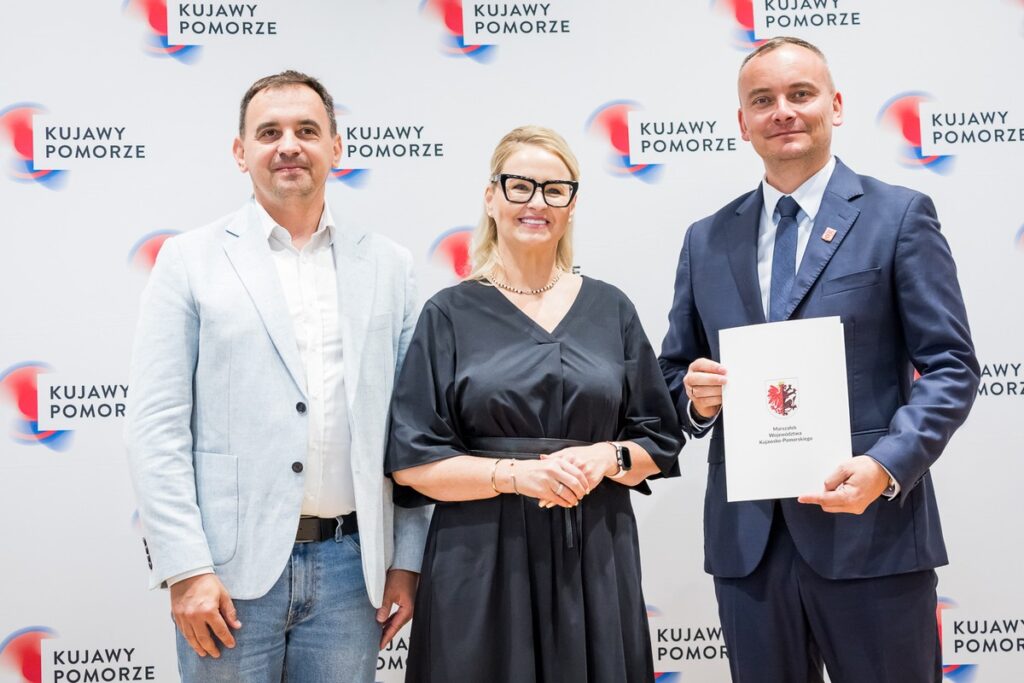 Wręczenie umów dotacyjnych na rozbudowę infrastruktury sportowej w regionie, fot. Tomasz Czachorowski/eventphoto.com.pl dla UMWKP