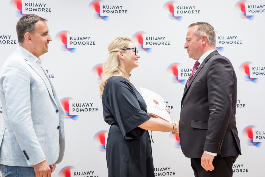 Wręczenie umów dotacyjnych na rozbudowę infrastruktury sportowej w regionie, fot. Tomasz Czachorowski/eventphoto.com.pl dla UMWKP