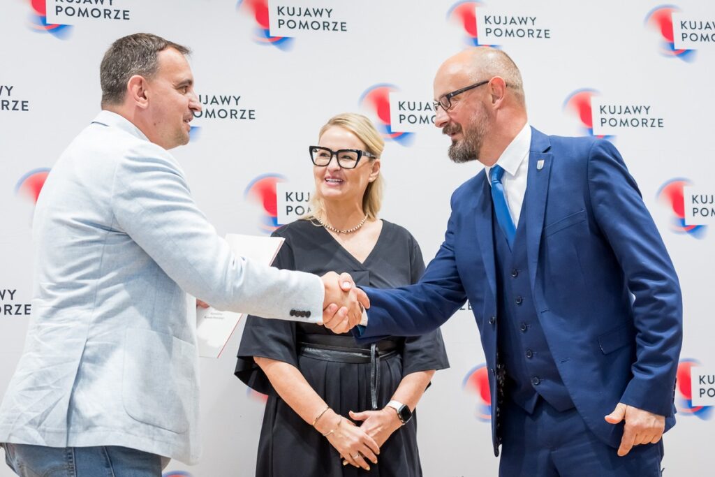 Wręczenie umów dotacyjnych na rozbudowę infrastruktury sportowej w regionie, fot. Tomasz Czachorowski/eventphoto.com.pl dla UMWKP