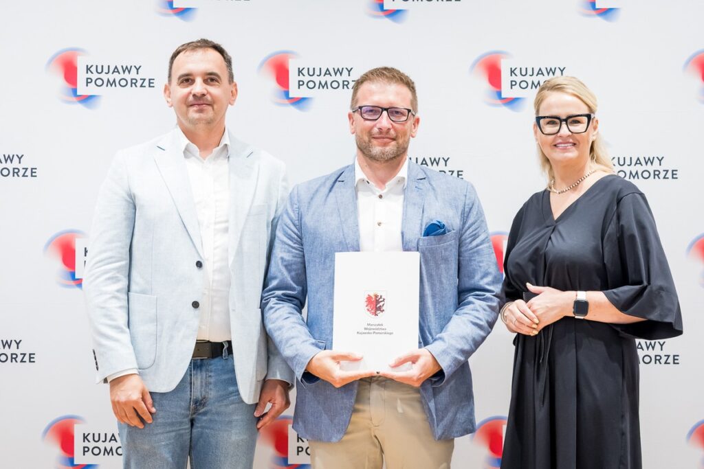 Wręczenie umów dotacyjnych na rozbudowę infrastruktury sportowej w regionie, fot. Tomasz Czachorowski/eventphoto.com.pl dla UMWKP