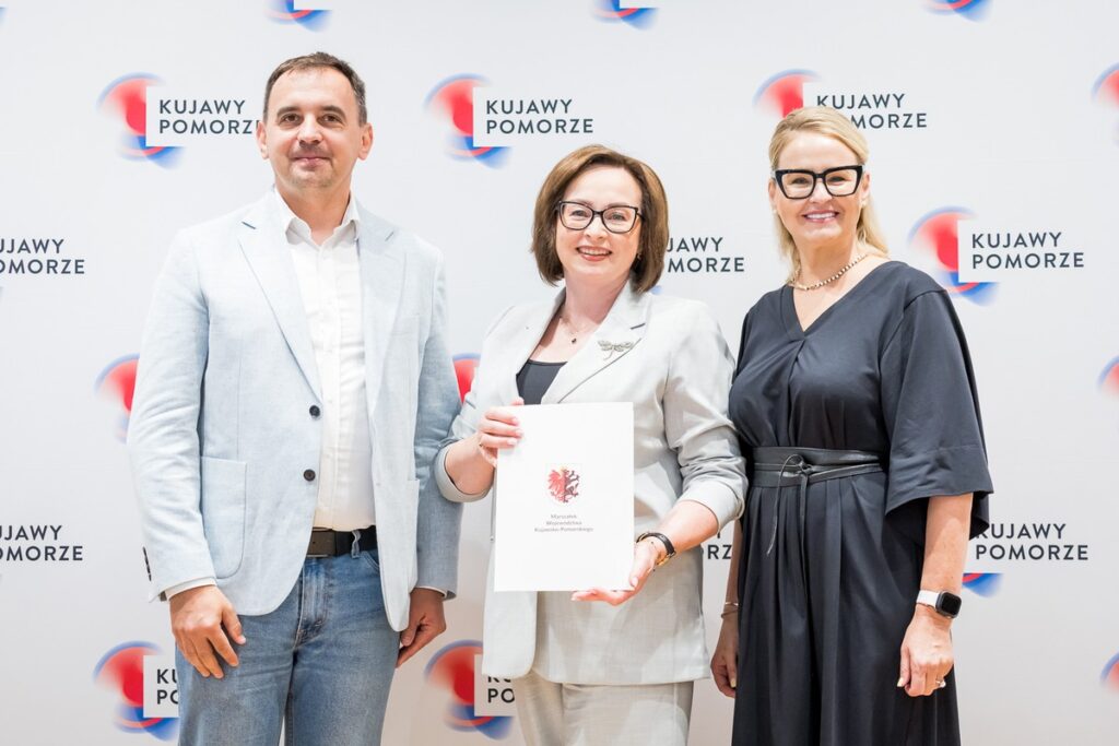 Wręczenie umów dotacyjnych na rozbudowę infrastruktury sportowej w regionie, fot. Tomasz Czachorowski/eventphoto.com.pl dla UMWKP