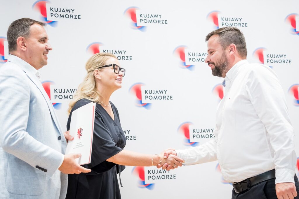 Wręczenie umów dotacyjnych na rozbudowę infrastruktury sportowej w regionie, fot. Tomasz Czachorowski/eventphoto.com.pl dla UMWKP