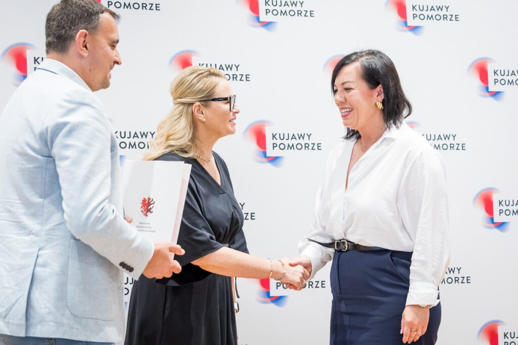 Wręczenie umów dotacyjnych na rozbudowę infrastruktury sportowej w regionie, fot. Tomasz Czachorowski/eventphoto.com.pl dla UMWKP