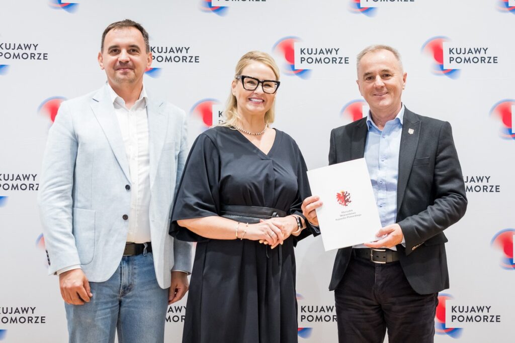 Wręczenie umów dotacyjnych na rozbudowę infrastruktury sportowej w regionie, fot. Tomasz Czachorowski/eventphoto.com.pl dla UMWKP