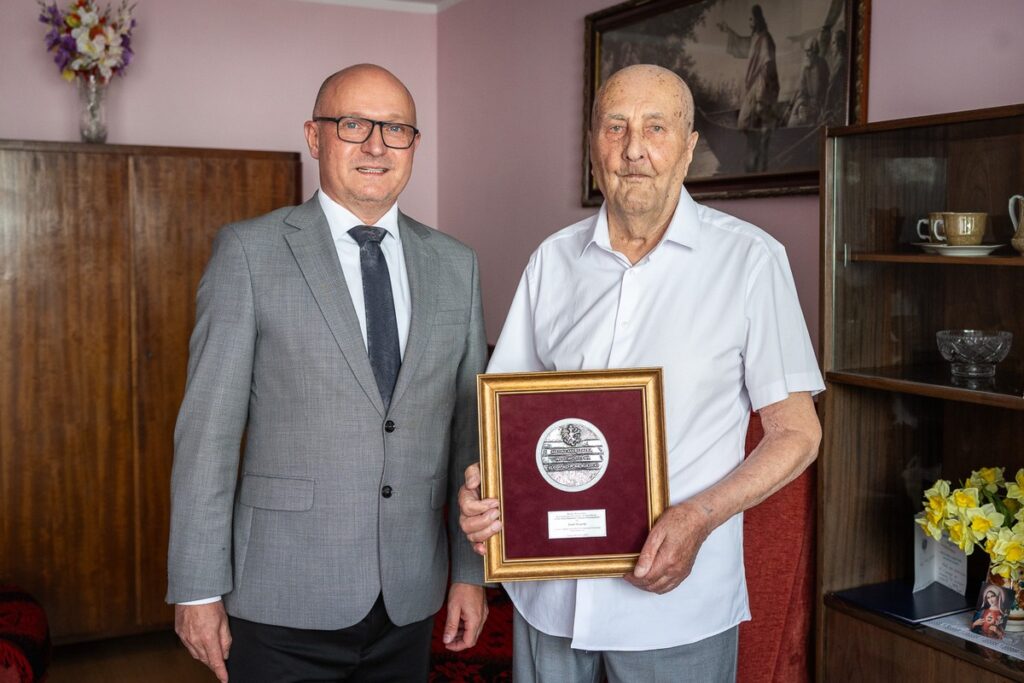 Wręczenie medalu Unitas Durat panu Józefowi Niezgodzie, fot. Szymon Zdziebło/tarantoga.pl dla UMWKP
