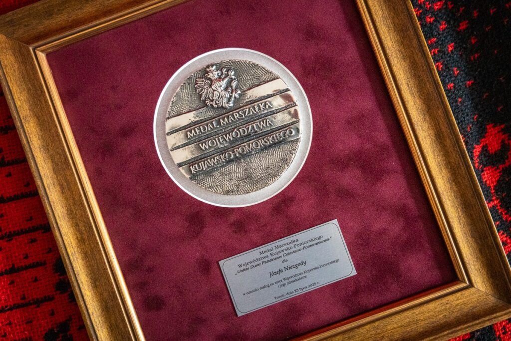 Wręczenie medalu Unitas Durat panu Józefowi Niezgodzie, fot. Szymon Zdziebło/tarantoga.pl dla UMWKP