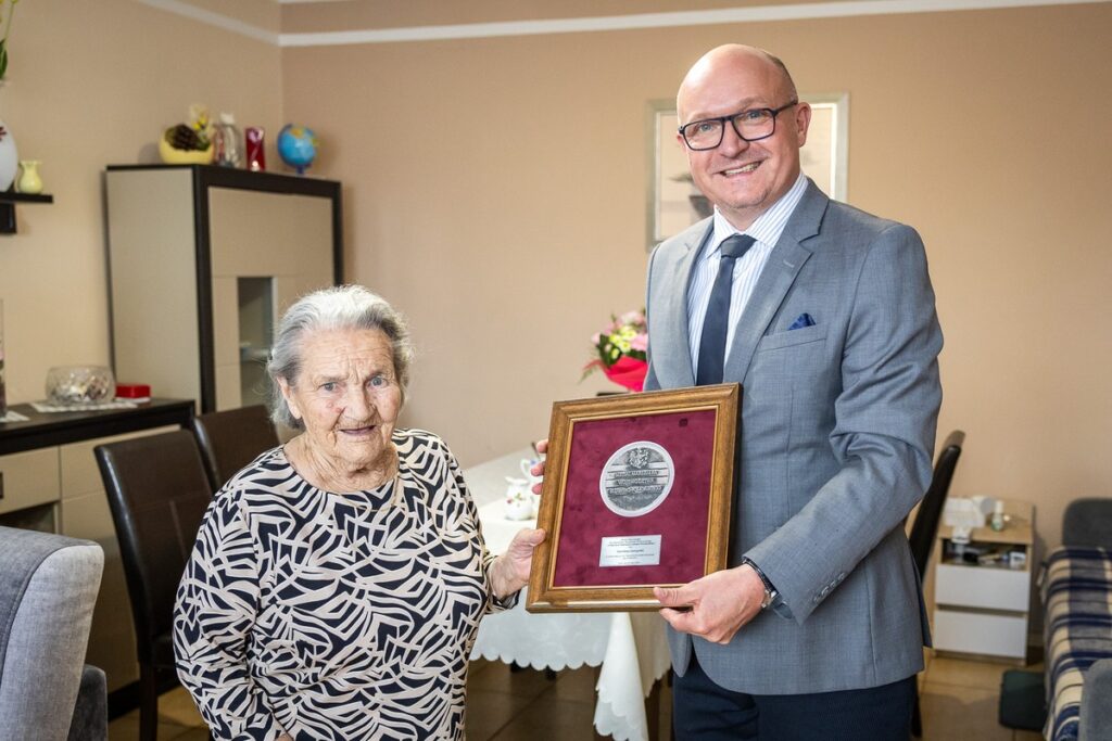 Wręczenie medalu Unitas Durat pani Stanisławie Gorczyckiej, fot. Szymon Zdziebło/tarantoga.pl dla UMWKP